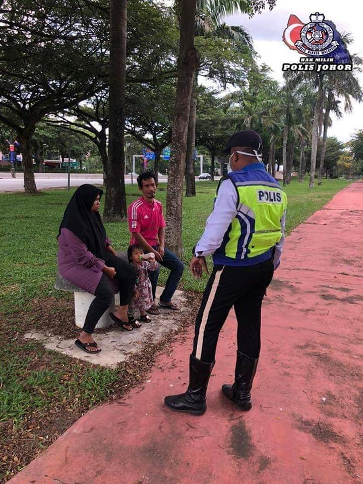 Kind Johor Policemen Help Poor Family To Buy Milk Powder For Their Baby Amid Mco Period - World Of Buzz
