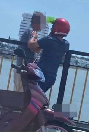 Kind Malay Youth Stops 73yo Chinese Uncle From Committing Suicide, Proves Unity Exists Among M'sians - WORLD OF BUZZ 1