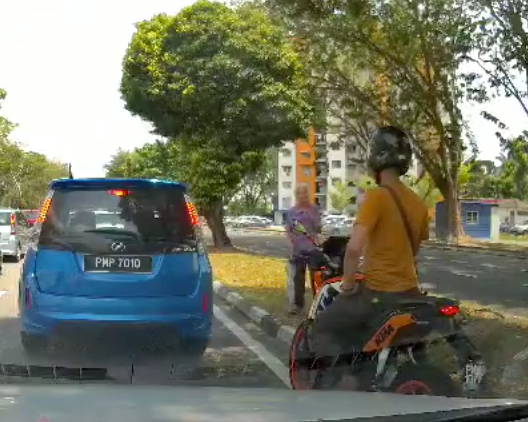 Kind Motorcyclist Did Not Hesitate To Help Old Chinese Grandmother To Cross The Road - World Of Buzz 1