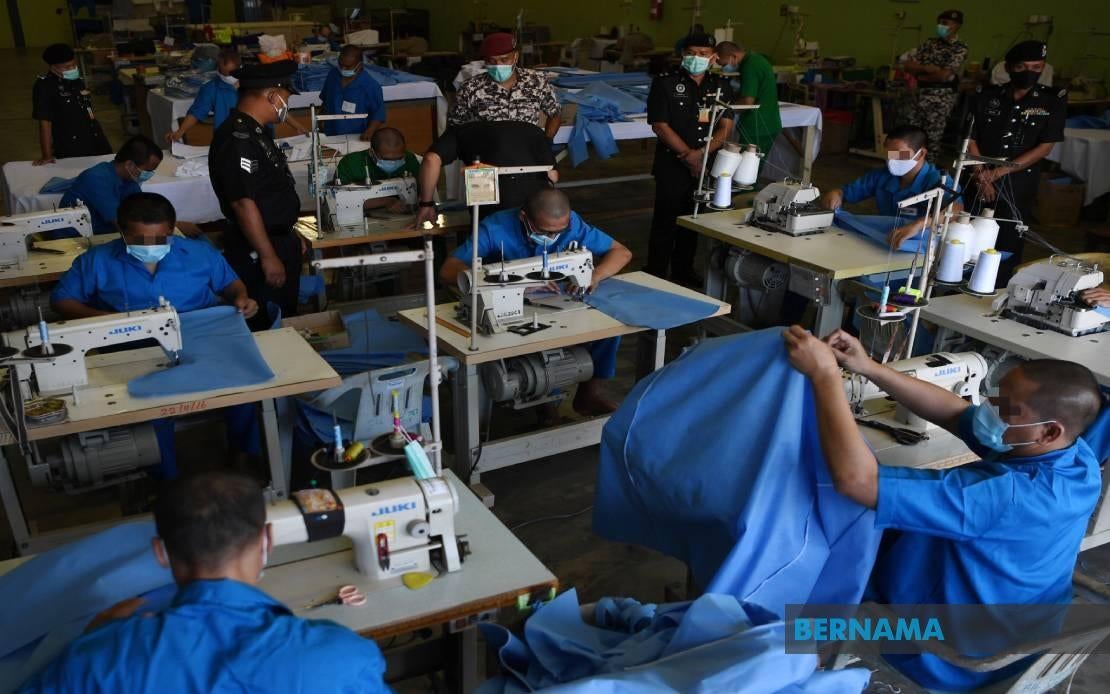 Kuantan Inmates Work Monday to Sunday to Ensure Our Frontliners Get Protective Suits - WORLD OF BUZZ 2