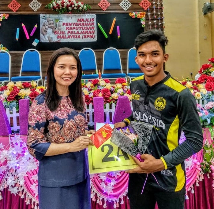 Malay Student Is The Only One In School To Take Spm Mandarin, Grateful To Teacher Who Taught Him - World Of Buzz