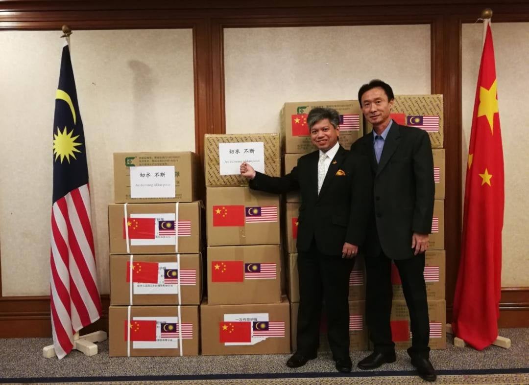 Malaysian Police Receive 20,000 Medical Devices from China - WORLD OF BUZZ 2