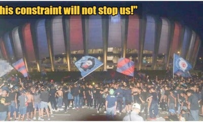 M'Sian Football Fan Club Disobeys Mass Gathering Advice, Cheers Outside Stadium For 90 Minutes - World Of Buzz 6