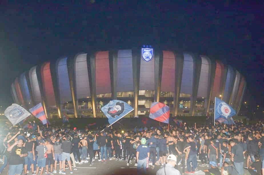 M'sian Football Fan Club Disobeys Mass Gathering Advice, Cheers Outside Stadium For 90 Minutes - WORLD OF BUZZ 7