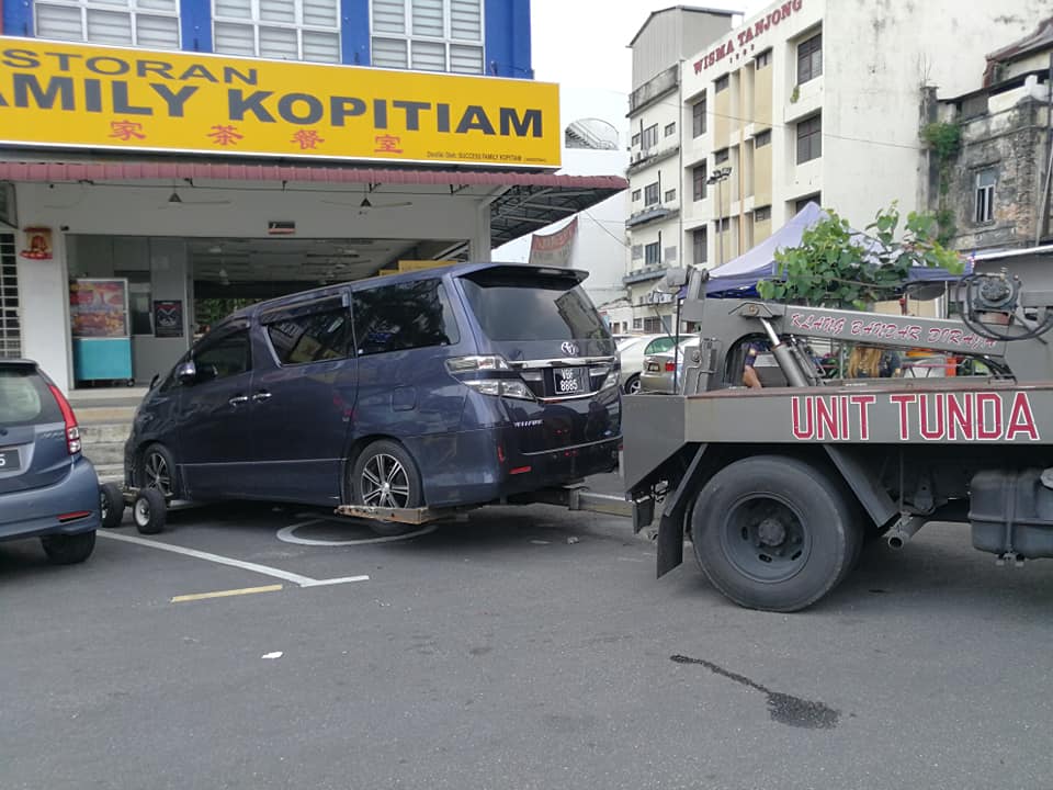 M'sian Parks Vellfire at OKU Parking & Gets Vehicle Towed By Officials, Netizens Applaud - WORLD OF BUZZ 4