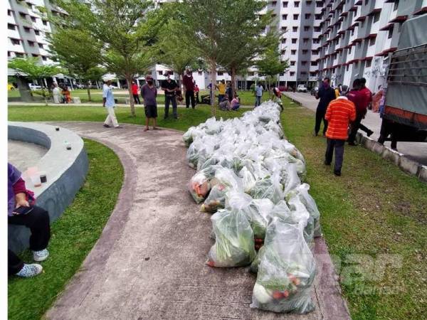 M'sian Wholesale Vendors Give Out 10 Tonnes of Free Vegetables To Kuantan Residents During MCO - WORLD OF BUZZ 1