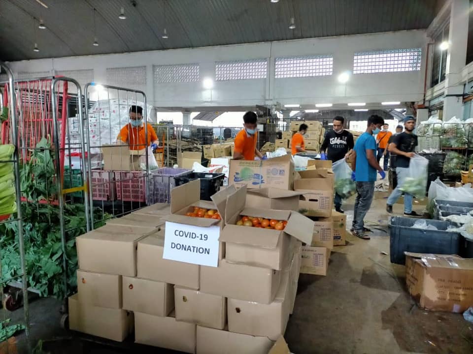 M'sian Wholesale Vendors Give Out 10 Tonnes of Free Vegetables To Kuantan Residents During MCO - WORLD OF BUZZ 3