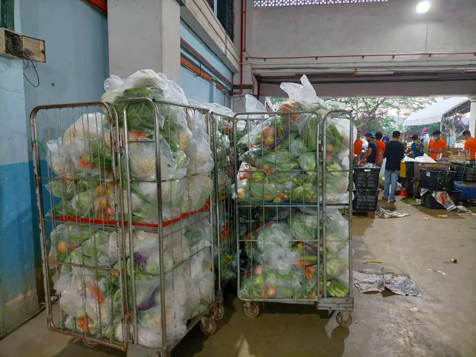 M'sian Wholesale Vendors Give Out 10 Tonnes of Free Vegetables To Kuantan Residents During MCO - WORLD OF BUZZ 4