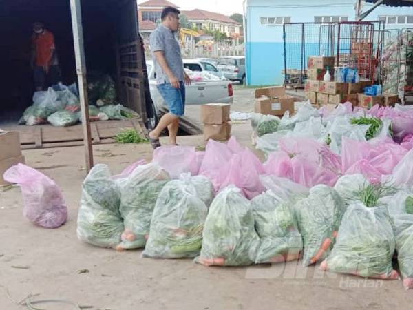 M'sian Wholesale Vendors Give Out 10 Tonnes of Free Vegetables To Kuantan Residents During MCO - WORLD OF BUZZ