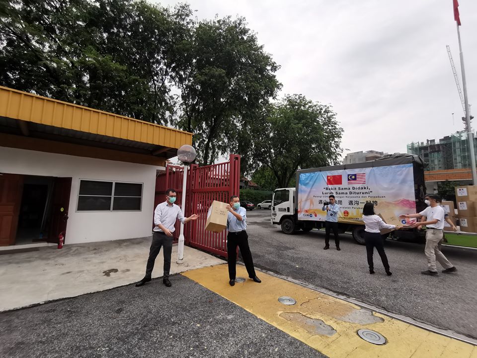 Photos: China Keeps Promise to Deliver Medical Supplies to Malaysia to Help Fight Covid-19 - WORLD OF BUZZ 1