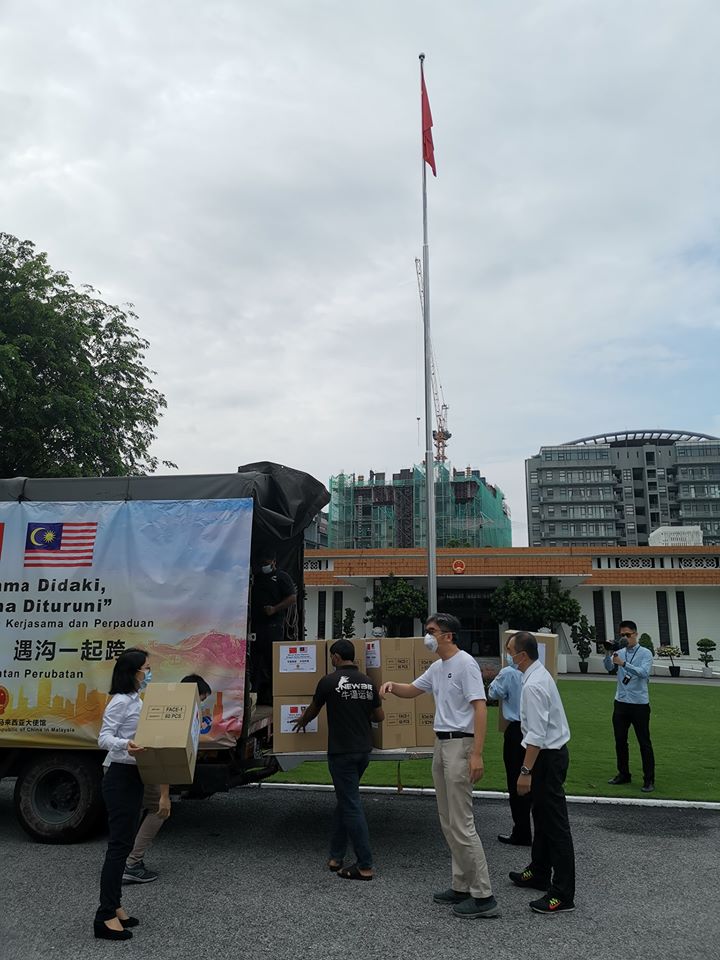 Photos: China Keeps Promise to Deliver Medical Supplies to Malaysia to Help Fight Covid-19 - WORLD OF BUZZ 3
