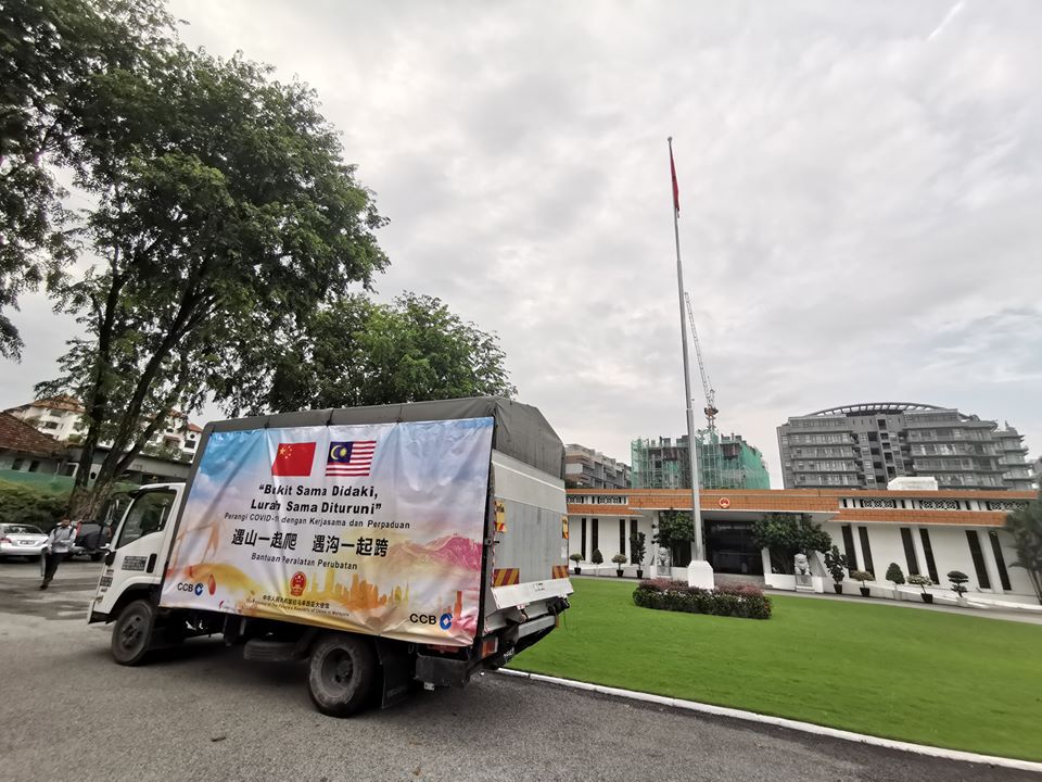 Photos: China Keeps Promise to Deliver Medical Supplies to Malaysia to Help Fight Covid-19 - WORLD OF BUZZ 4