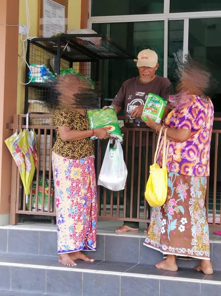 PJ Surau Gives Away Basic Essentials To Poor Families In Need, Regardless of Race Or Religion - WORLD OF BUZZ 1