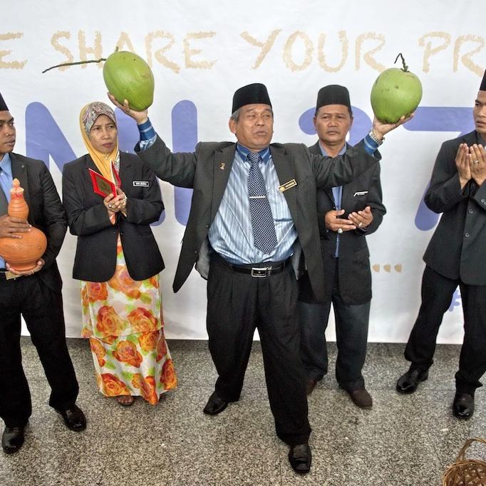 police tracked down raja bomoh sedunia brings him in for questioning world of buzz 2