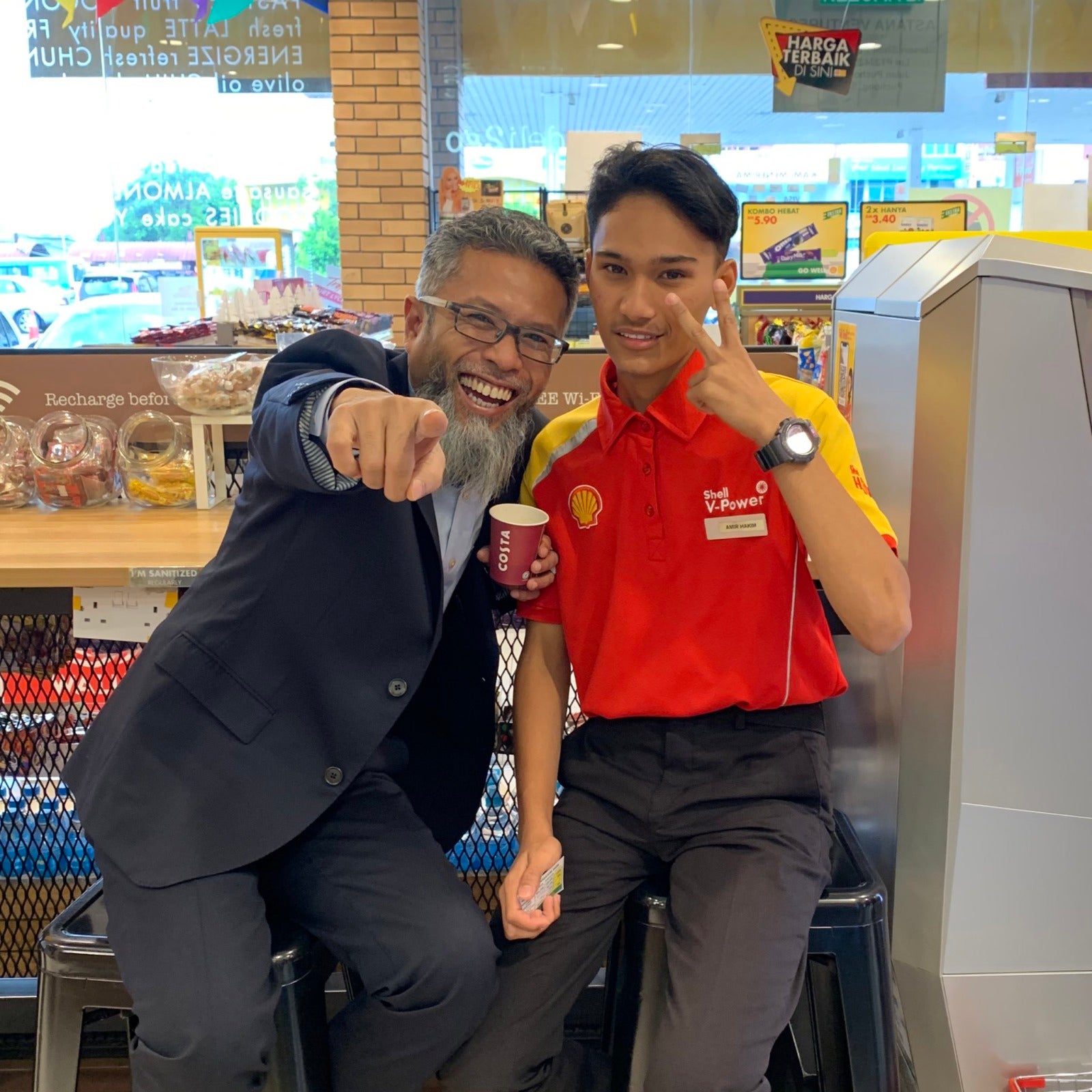 Puchong Boy Gets Dared To Wear Shell T-Shirt To Take SPM Results, Meets Shell's Big Boss The Day After - WORLD OF BUZZ 1