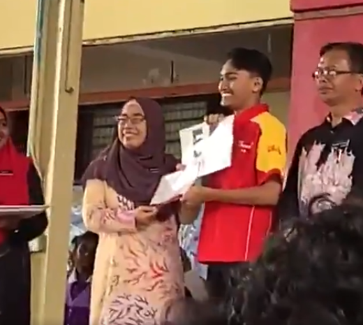 Puchong Boy Gets Dared To Wear Shell T-Shirt To Take SPM Results, Meets Shell's Big Boss The Day After - WORLD OF BUZZ 3