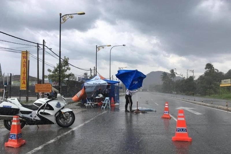 Rain Or Shine, PDRM Officers Choose To Maintain Their Post Instead Of Celebrating Police Day - WORLD OF BUZZ 1