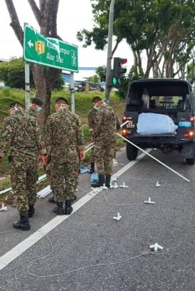 Rain Or Shine, Pdrm Officers Choose To Maintain Their Post Instead Of Celebrating Police Day - World Of Buzz 3