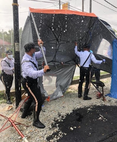 Rain Or Shine, Pdrm Officers Choose To Maintain Their Post Instead Of Celebrating Police Day - World Of Buzz