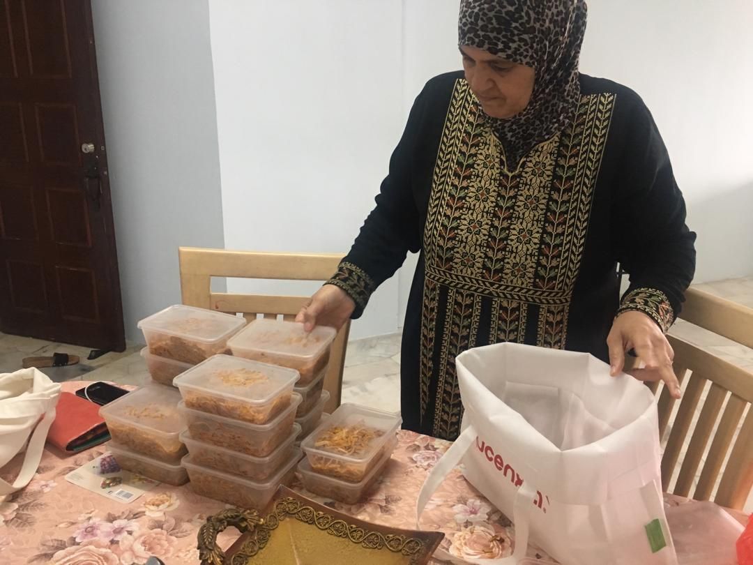 Refugees Use Their Own Pocket Money To Provide Cooked Meals For Ampang Frontline Staff - WORLD OF BUZZ