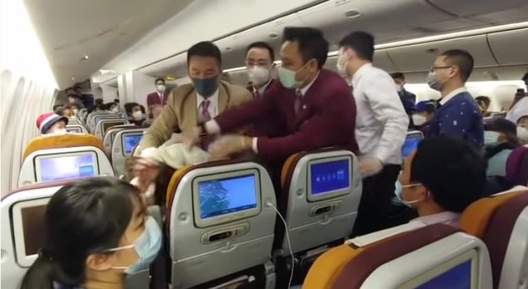 Thai Airways Cabin Crew Forcibly Restrain Passenger Who Purposely Coughed on Flight Attendant - WORLD OF BUZZ 1