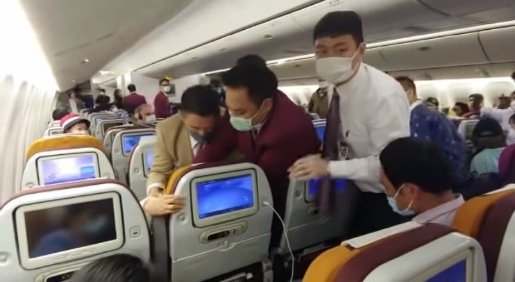 Thai Airways Cabin Crew Forcibly Restrain Passenger Who Purposely Coughed on Flight Attendant - WORLD OF BUZZ 2