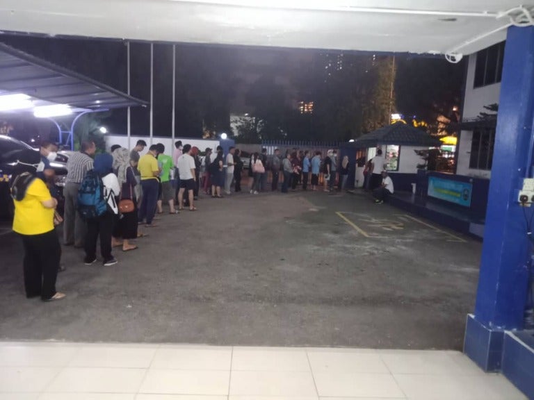 This Is How The Virus Spreads Malaysians Gather At Police Station In A Panic After Intrastate Ban World Of Buzz 768X576 1