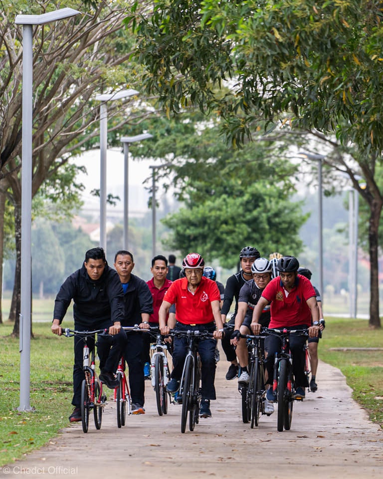 Tun Mahathir Goes Cycling In Putrajaya To Keep Fit - WORLD OF BUZZ 1