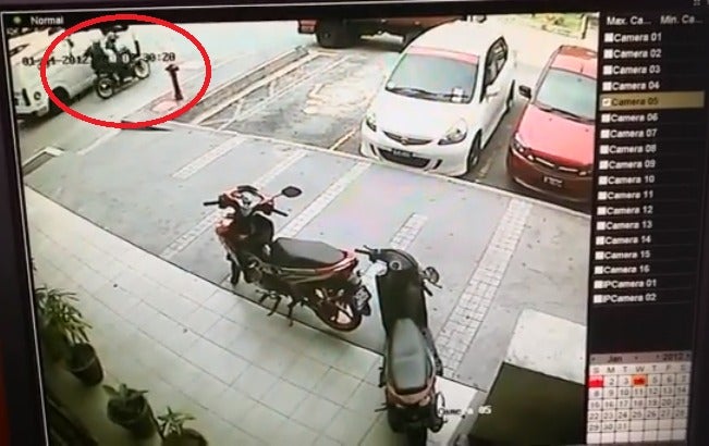 Two Motorcyclists Boldly Snatch M'sian Woman's Bag in Broad Daylight Near Cheras C180 - WORLD OF BUZZ 2