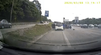 Video: BMW Changes Lanes Recklessly On Federal Highway, Knocks Over GrabFood Rider & Drives Off - WORLD OF BUZZ 1