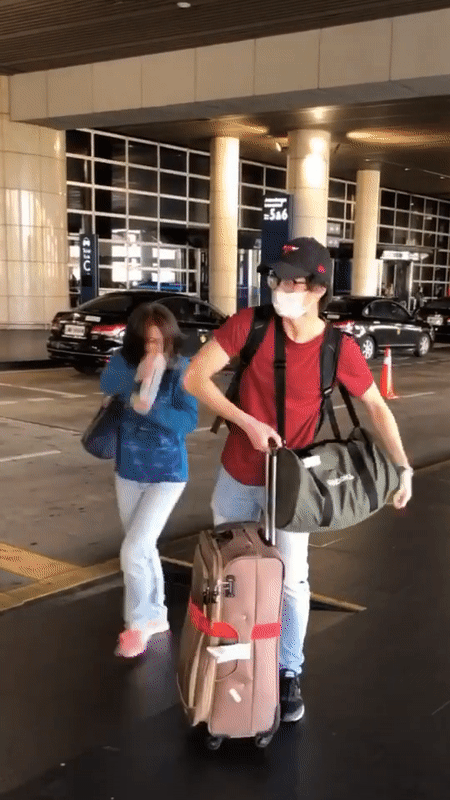 Video: M'sian Mum Welcomes Her Son Home At Airport By Hilariously Spraying Him With Disinfectant - World Of Buzz 1