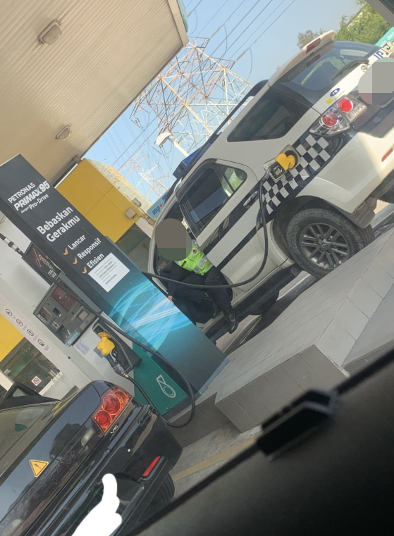 Viralled JPJ Officer Using His Phone Answered, Turns Out It Is OK For You To Use Your Phone At The Petrol Pump - WORLD OF BUZZ