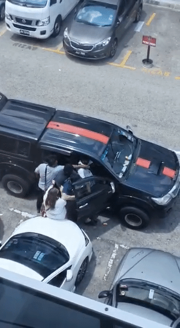 Watch: Johor Man Dramatically Clings To His Car's Roof After Bank Staff Allegedly Tried To Repossess It - WORLD OF BUZZ 1