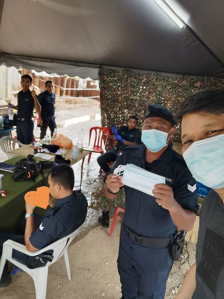 Watch: Selfless M'sians Give Out Masks & Sanitisers To Our Abang-Abang Polis - WORLD OF BUZZ 1
