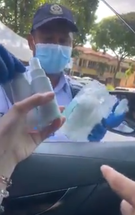 Watch: Selfless M'sians Give Out Masks & Sanitisers To Our Abang-Abang Polis - WORLD OF BUZZ