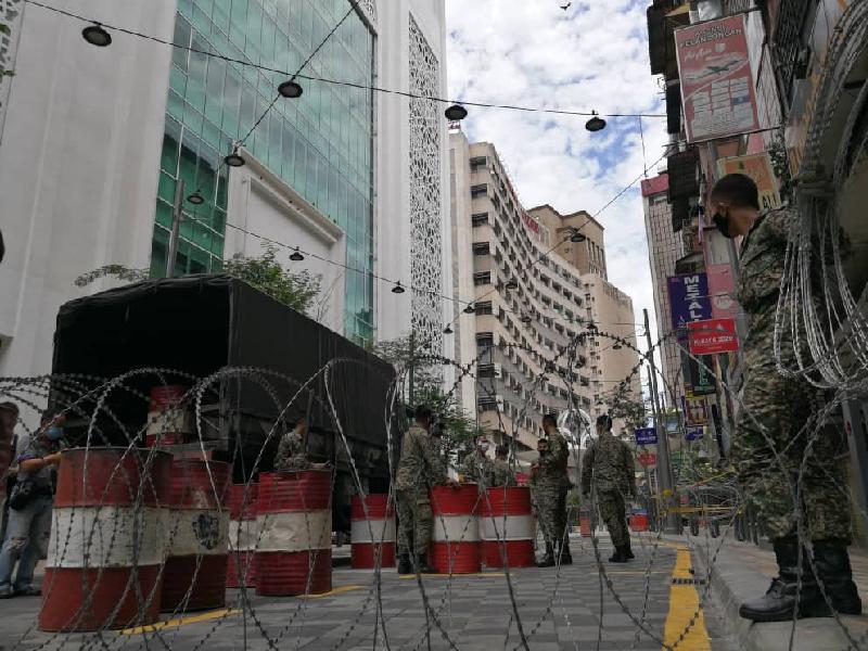 2 More Buildings In Kl Now On Lockdown, All Entrances Fenced By Barbed Wire, None May Leave - World Of Buzz 1