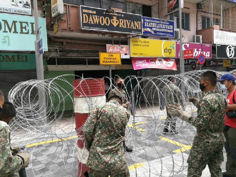 2 More Buildings In Kl Now On Lockdown, All Entrances Fenced By Barbed Wire, None May Leave - World Of Buzz 3