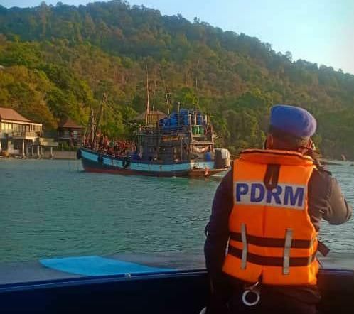 250 Rohingya Refugees Docked at Langkawi Today, Netizens are Angry - WORLD OF BUZZ 2