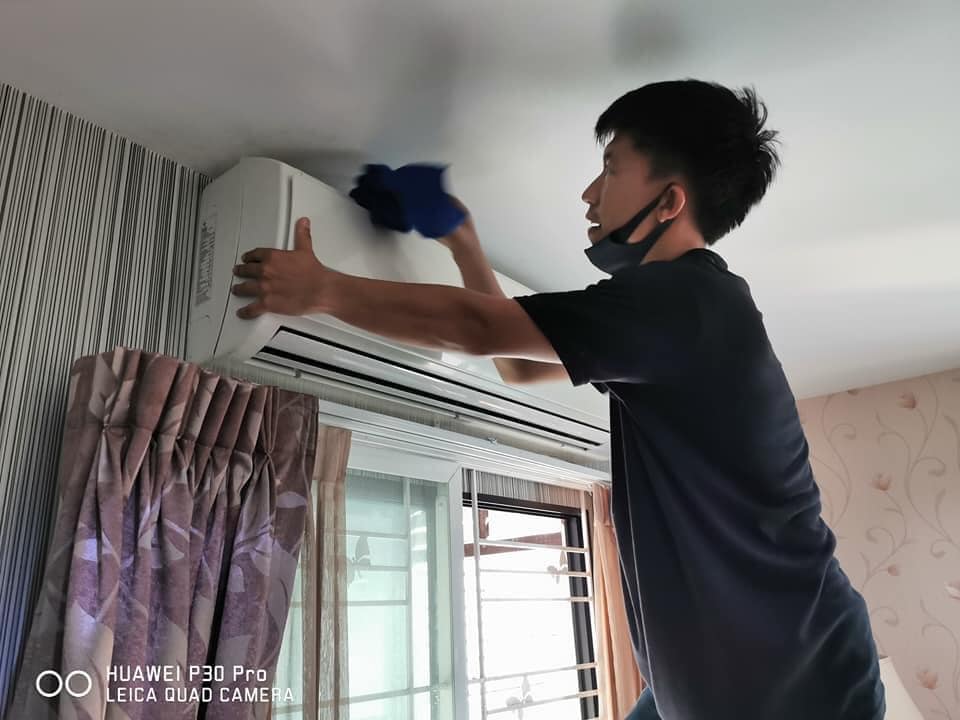 Aircraft Engineer Now Works As Aircond Repairman To Support Family After Company Suspends Job - WORLD OF BUZZ 1
