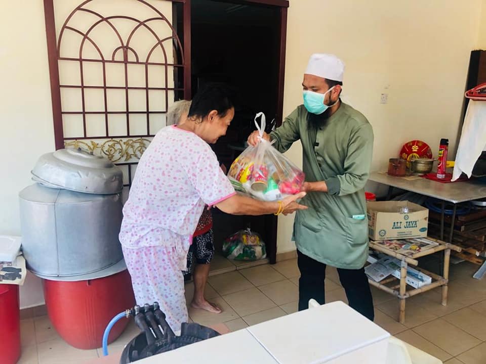 Charitable Ustaz Donates Essential Food Items To Elderly Chinese Uncles & Aunties During MCO - WORLD OF BUZZ 6