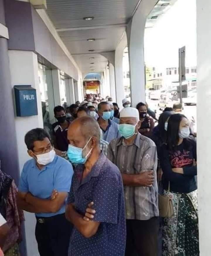Crowds Of M'sians Seen Queuing Up, Not Practicing Social Distancing As BPN Govt Fund Set To Go Out Today - WORLD OF BUZZ 1