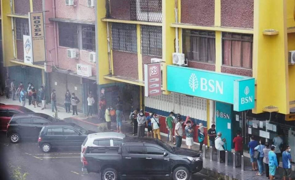 Crowds Of M'sians Seen Queuing Up, Not Practicing Social Distancing As BPN Govt Fund Set To Go Out Today - WORLD OF BUZZ
