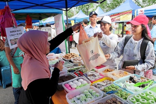 Health Dg Says Ramadan Bazaar Can Go On If Sops Are Followed, M'sians Call For Cancellation - World Of Buzz 1