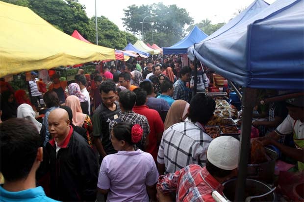 Health Dg Says Ramadan Bazaar Can Go On If Sops Are Followed, M'sians Call For Cancellation - World Of Buzz