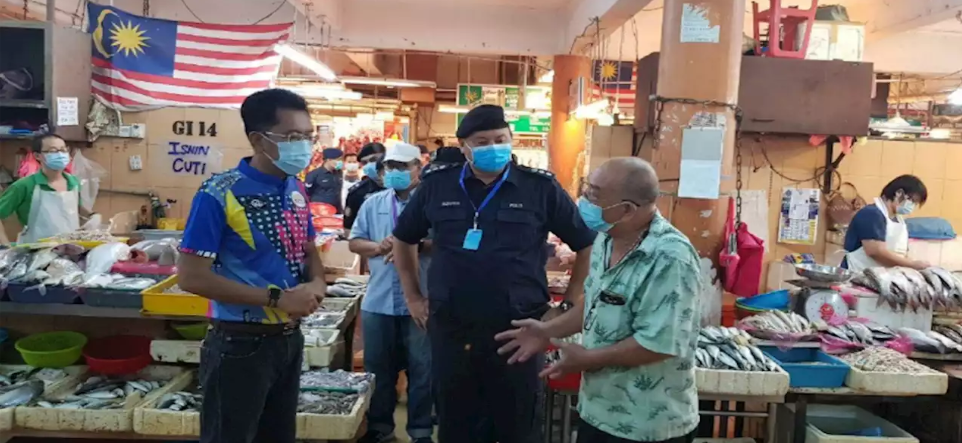 Heartwarming Photo Of PDRM Officer Giving Elderly Woman A Facemask Restores Hope Amidst Bleak Period - WORLD OF BUZZ 1