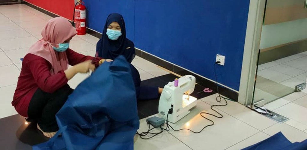 Inspiring M'sian Girl Sews PPE Clothes For Frontliners Despite Not Having Any Hands - WORLD OF BUZZ 1
