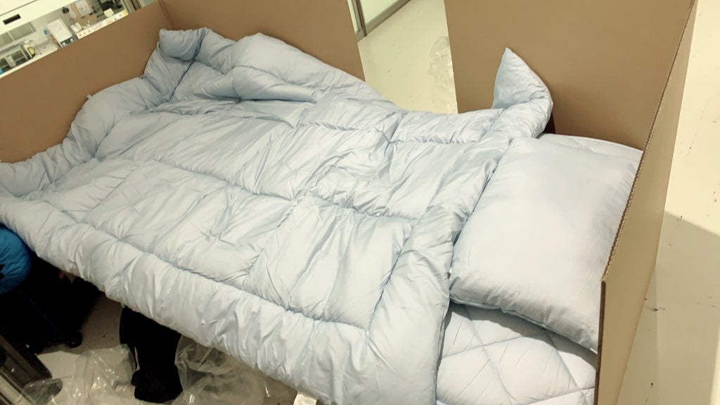 Japanese Man Arrives Home Overseas, Shares Pictures Of Temporary Quarantine Cardboard Bed - World Of Buzz 1