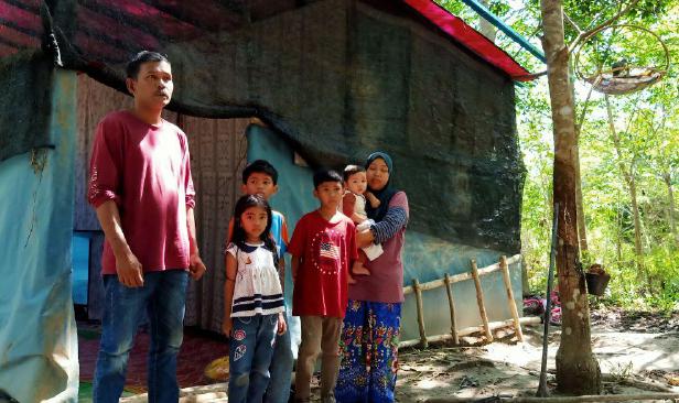 Johor Family Of 6 Forced To Build &Amp; Live In A Hut After Being Evicted From Home During Mco - World Of Buzz