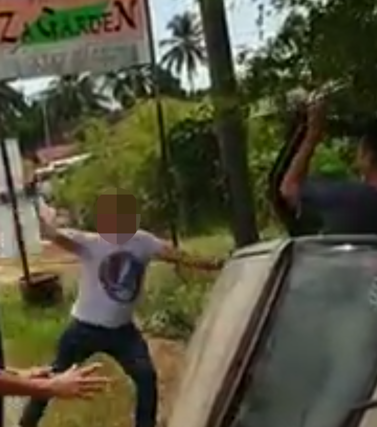 Kelantan Road Bully Violently Beats Up Kancil Driver Who Crashed Into Ditch For Overtaking Him - World Of Buzz 1