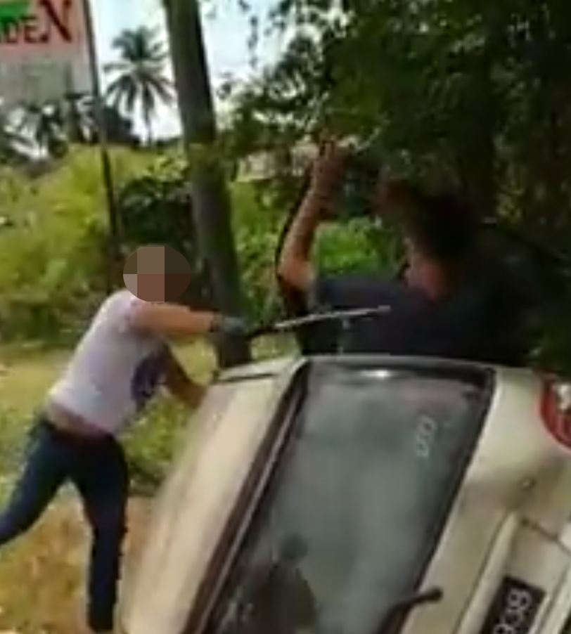Kelantan Road Bully Violently Beats Up Kancil Driver Who Crashed Into Ditch For Overtaking Him - World Of Buzz 2